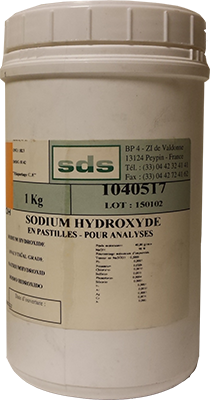 Photo d'un contenant plastique dont l'étiquette indique sodium hydroxide