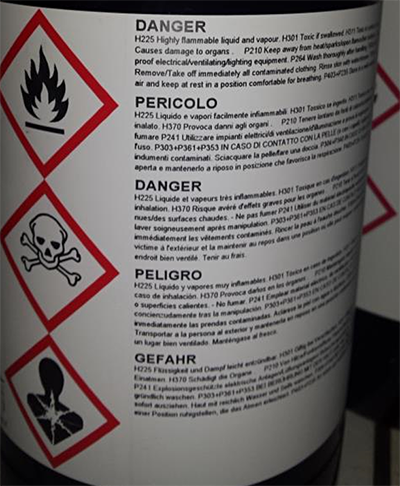 Photo d'une étiquette sur un flacon présentant différents pictogrammes de danger avec des avertissements en plusieurs langues