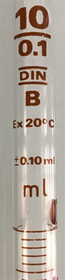 Photo de verrerie avec les libellés : 10/0.1 DIN B Ex 20°C +/- 0.10ml, gradué en ml