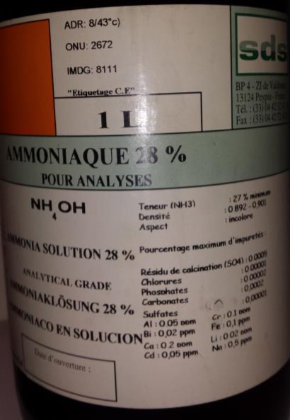 Picture of the label of a glass bottle. The label says ammonia 28%, for analysis.