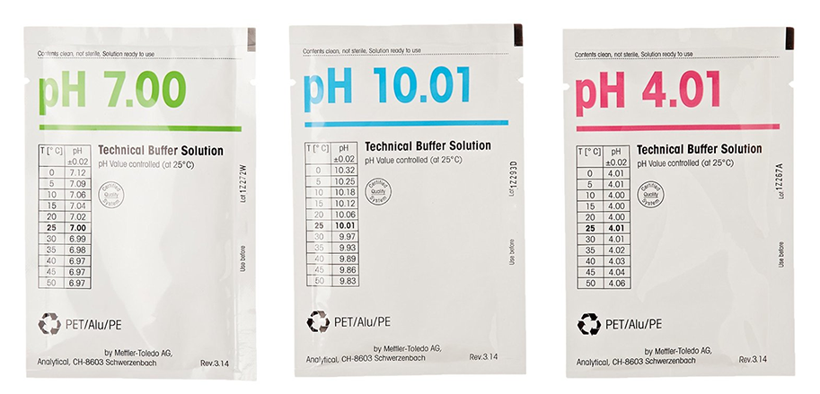 Photo de 3 solutions tampon. Il s'agit de sachets présentant les inscriptions pH 7.00, pH 10.01 et pH 4.01