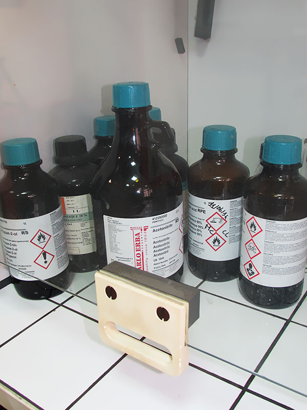 Photo présentant des flacons sous une hotte de laboratoire